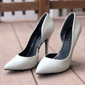 ❄️❄️ ICY WHITE STEVE MADDEN PUMPS❄️❄️